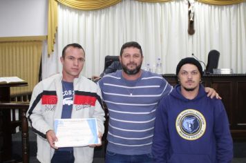 CÂMARA ENTREGA MOÇÃO DE APLAUSOS A ORGANIZADORES DO PROJETO NOSSO PASSINHO