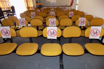 Câmara reforça avisos nas cadeiras do plenário alertando para o distanciamento social