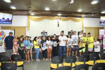 CÂMARA ENTREGA MOÇÃO DE APLAUSOS A ORGANIZADORES DE EVENTO PÁSCOA DAS COMUNIDADES