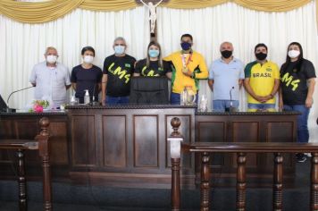 O Atleta Leomon Moreno da Silva recebe da Câmara de São Miguel Arcanjo Moção de Aplausos e Congratulações 