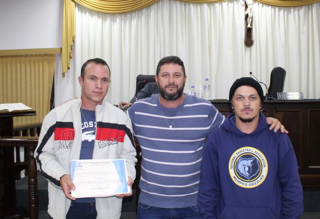 CÂMARA ENTREGA MOÇÃO DE APLAUSOS A ORGANIZADORES DO PROJETO NOSSO PASSINHO