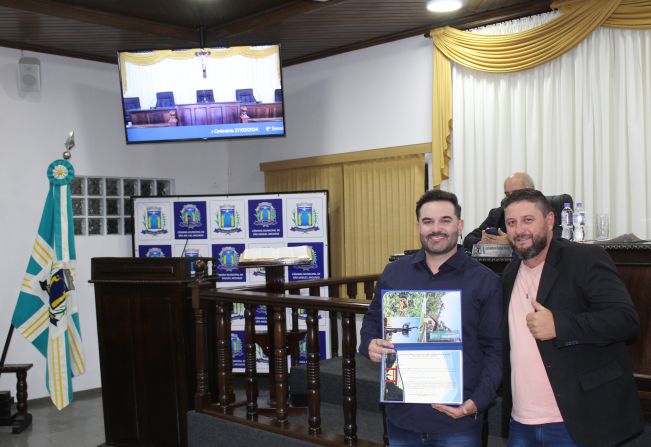 Câmara entrega Moção de Aplausos ao Psicólogo Luís Fernando Ferreira Válio