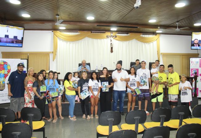 CÂMARA ENTREGA MOÇÃO DE APLAUSOS A ORGANIZADORES DE EVENTO PÁSCOA DAS COMUNIDADES