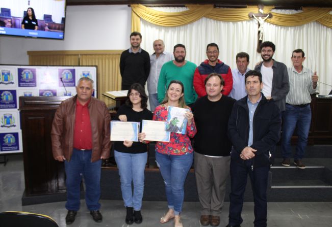 Vereadores fazem Moção para homenagear autoras de livro infantil