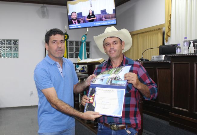 Vereador faz homenagem com Moção durante a 7ª Sessão à cantor sertanejo