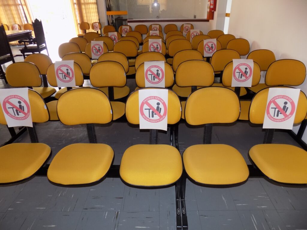 Câmara reforça avisos nas cadeiras do plenário alertando para o distanciamento social