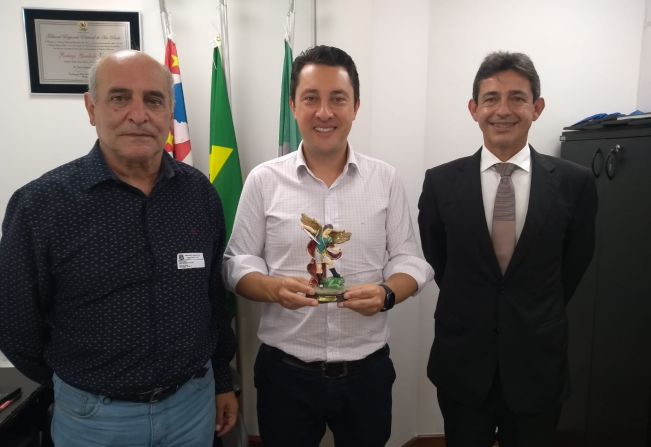 Vereador e Prefeito se reúnem com Deputado Estadual para compra de trator para São Miguel Arcanjo