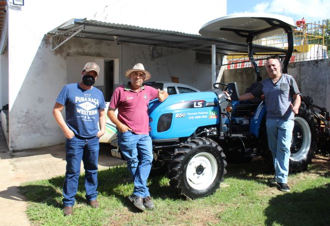 Vereador entrega Trator para Secretaria de Agricultura de São Miguel Arcanjo