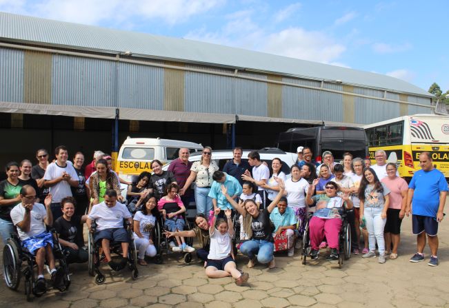 Vereador e Prefeitura efetivam entrega de veículo para APAE