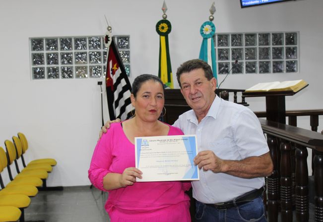Vereador entrega Moção para Merendeiras, Nutricionistas e Coordenadora Chefe